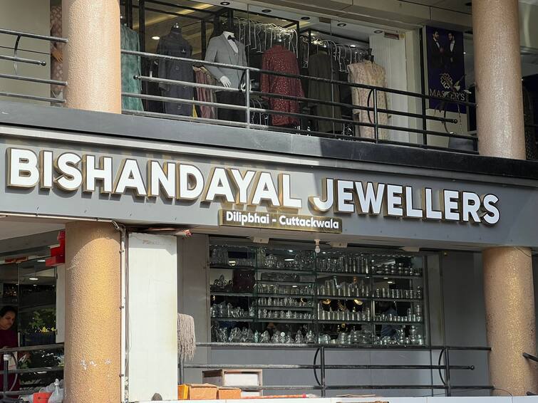 Servant of Bishandayal Jewelers absconded with more than 1 crore gold in Surat SURAT: સુરતમાં જ્વલર્સના માલિકને નોકર રાખવો પડ્યો ભારે, 1 કરોડથી વધુનું સોનું લઈ નોકર ફરાર