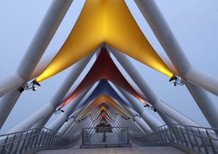 ફૂટ ઓવર બ્રિજની ડિઝાઇન અનન્ય છે. તે ટેક્નોલોજીના  દૃષ્ટિકોણથી નદીની સાથે શહેરની સ્થિતિ અને સુંદરતામાં પણ વધારો કરશે.