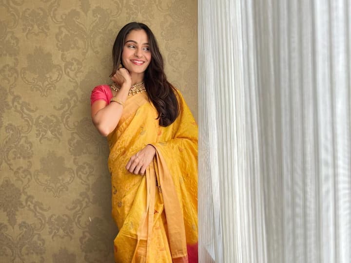 Actress Andrea Jeremiah : என்னை சாய்த்தாளே! மஞ்சள் நிற சேலையில் நடிகை ஆண்ட்ரியாவின் லேட்டஸ்ட் புகைப்படங்கள்!