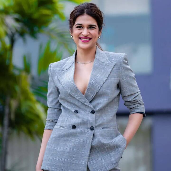 फिल्‍म प्रमोशन के दौरान श्रद्धा (Shraddha) का ये बॉसी लुक भी लोगों को खूब पसंद आया था. उनकी फिल्‍म 'अर्थम' एक साइकोलॉजिकल थ्रिलर फिल्‍म है, जो सितंबर के आखिरी हफ्ते में रिलीज होने वाली है.