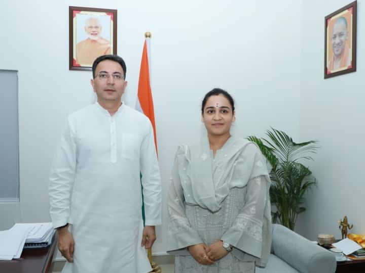 योगी सरकार के मंत्री जितिन प्रसाद ने 26 अगस्त को चार तस्वीरें शेयर की. इनमें से एक तस्वीर में मंत्री जितिन प्रसाद और बीजेपी नेता अपर्णा यादव नजर आ रहे हैं. बता दें कि बीजेपी नेता अपर्णा यादव सपा संरक्षक मुलायम सिंह यादव की बहू हैं. बीते विधानसभा चुनाव के दौरान वे बीजेपी में शामिल हुई थीं.