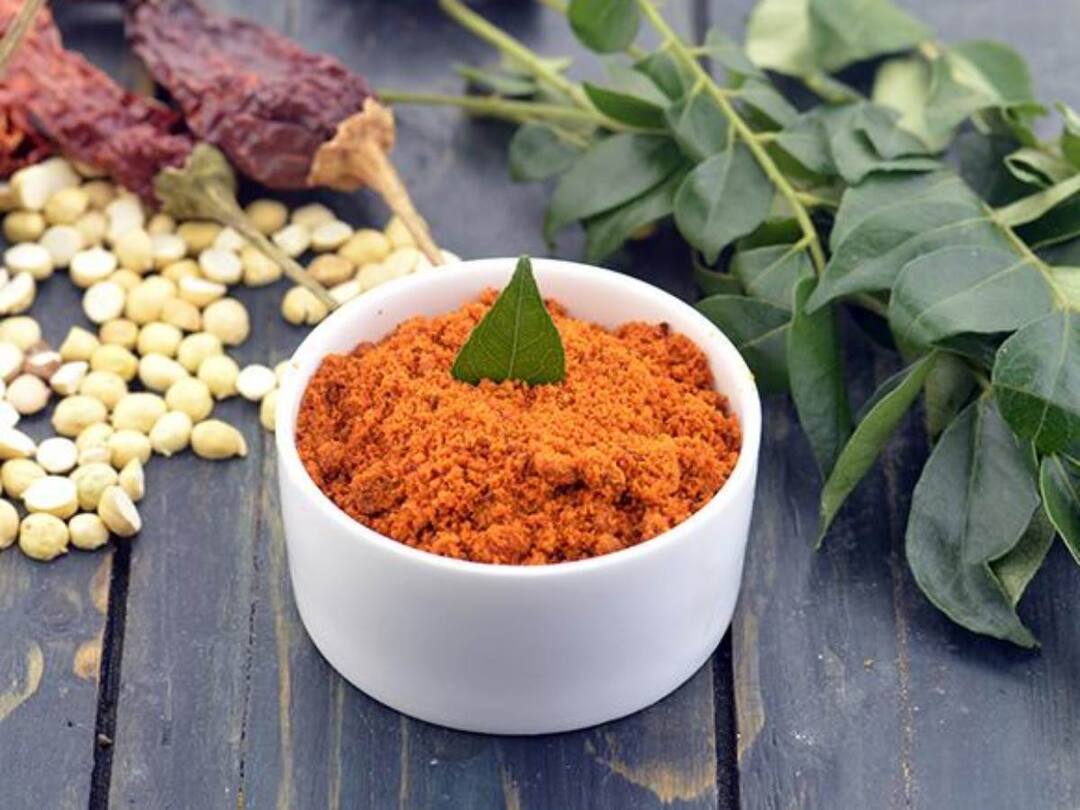 Instant chutney mix recipe, you don't want to make chutney especially for tiffins for a month. చట్నీ పొడి ఇలా చేసి పెట్టుకోండి, నెల రోజుల పాటూ ప్రత్యేకంగా టిఫిన్లకు చట్నీ చేసుకోనక్కర్లేదు