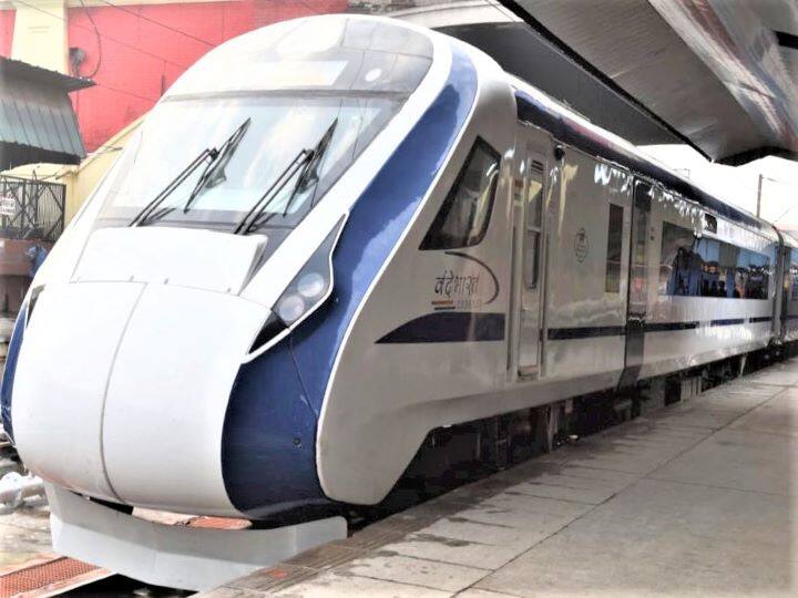 Vande Bharat Train ने कोटा-नागदा सेक्शन पर ट्रायल किया है. इस ट्रेन में 180 किमी की रफ्तार हासिल की. यह ट्रेन 220 किमी प्रति घंटे के हिसाब से चल सकती है.