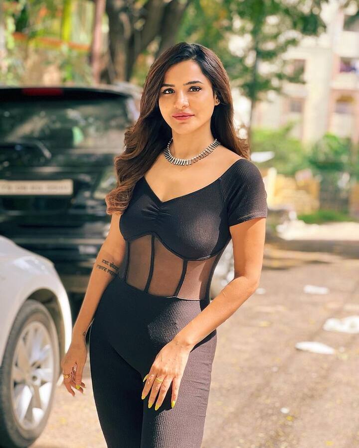 ఈమధ్య విదేశాల్లో తిరుగుతూ ఆ ఫోటోలను సోషల్ మీడియాలో పోస్టు చేస్తూ హల్ చల్ చేస్తోంది ఈ భామ. -Image Credit: Ashu Reddy:/Instagram