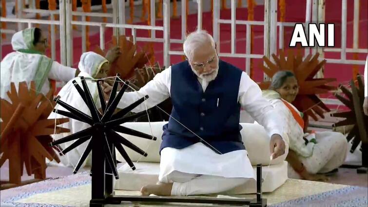 Khadi Utsav PM Modi spun a 94-year-old Charkha with 7500 khadi artisans in Khadi Utsav Ahmedabad KHADI UTSAV : 7500 ખાદી કારીગરો સાથે પીએમ મોદીએ 94 વર્ષ જૂનો ચરખો કાંત્યો, જુઓ વિડીયો