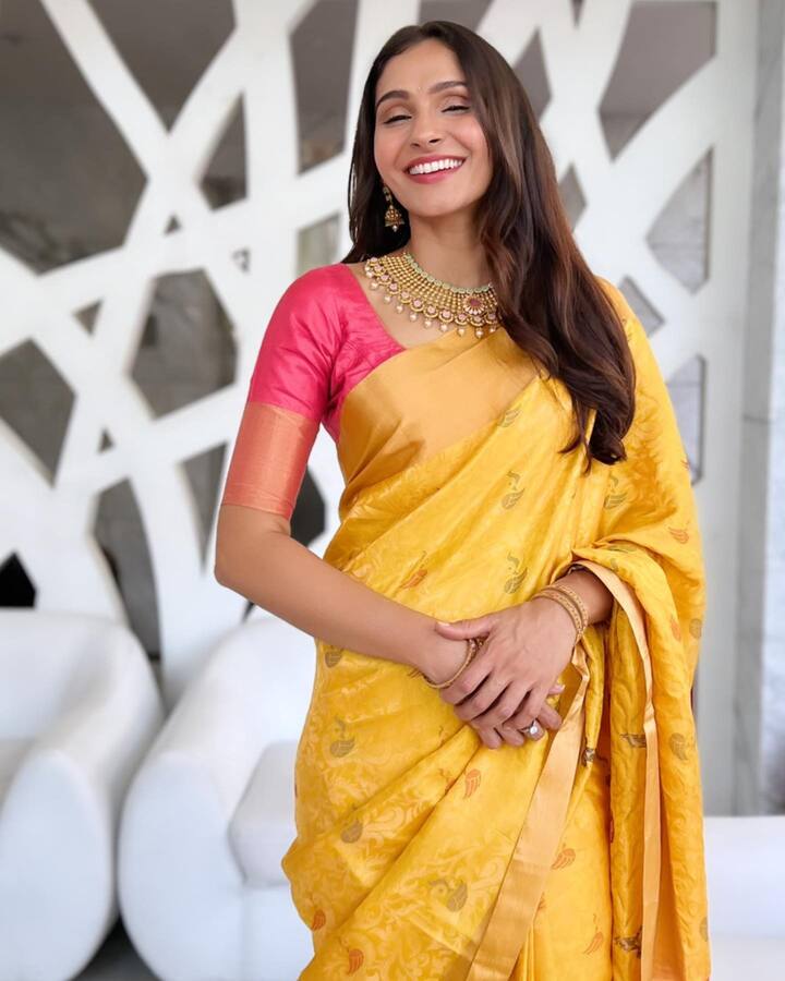 இதழோரத்தில் நகை பூத்தாளே!