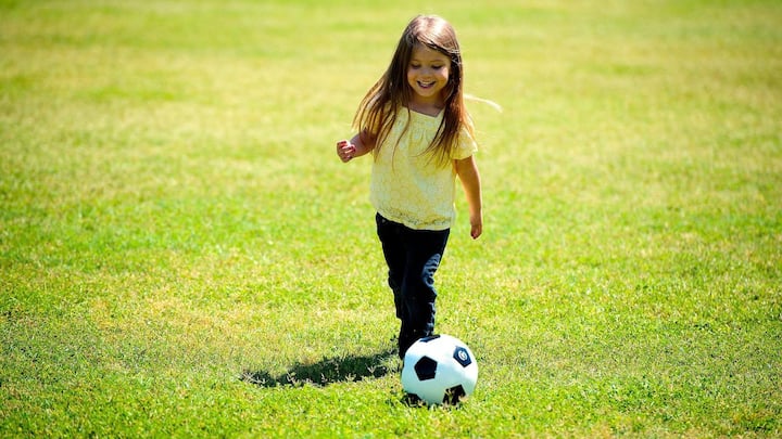 How To Keep Your Kids Active: লেখাপড়ার সময়টুকু ছাড়া আপনার বাড়ির খুদে সদস্যটি কী করে? মাঠে-ময়দানে খেলাধুলো ছেড়ে টেলিভিশনের রিমোট বা ভিডিও গেমসেই কি বেশি উৎসাহ তার?