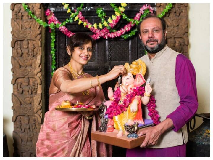 Ganesh Chaturthi Fast: गणेश चतुर्थी पर आप भी व्रत रखने की सोच रहे हैं और टेंशन में हैं कि आप पूरे 10 दिनों तक कैसे अपने एनर्जी लेवल को मेंटन रख सकती हैं तो टेंशन न लीजिए. कुछ ऐसे उपाय बता रहे हैं.