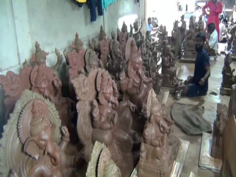 Ganeshotsav 2022 Ganesh Festival in Konkan there is growing trend towards eco friendly Ganesha idols Sindhudurg Maharashtra Ganeshotsav 2022 : कोकणात गणेशोत्सवाची लगबग, पर्यावरणपूरक गणेशमूर्तींकडे वाढता कल