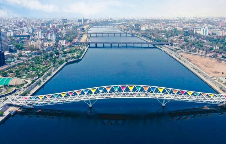 બ્રીજ ઉપર વુડન ફલોરીંગ અને ગ્રેનાઈટ ફલોરીંગ  કરવામાં આવ્યું છે. સ્ટેઈનલેશ સ્ટીલ અને ગ્લાસની રેલીંગ આકર્ષક લુક આપે છે.