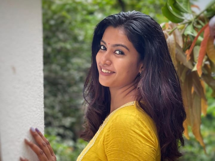 Actress Roshini Haripriyan: அழகாய் பூக்குதே... நடிகை ரோஷினி ஹரிப்ரியன் சமீபத்திய புகைப்படங்கள்!