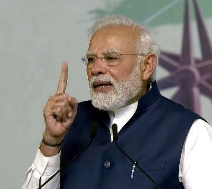 प्रधानमंत्री मोदी ने उद्घाटन के बाद कहा, 'अटल ब्रिज', साबरमती नदी को, दो किनारों को ही आपस में नहीं जोड़ रहा बल्कि ये डिजाइन और इनोवेशन में भी अभूतपूर्व है. इसकी डिजाइन में गुजरात के मशहूर पतंग महोत्सव का भी ध्यान रखा गया है.