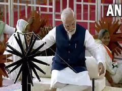 வீடியோ : குஜராத் காதி உத்ஸவ் நிகழ்வில் கை ராட்டை சுத்திய பிரதமர் மோடி