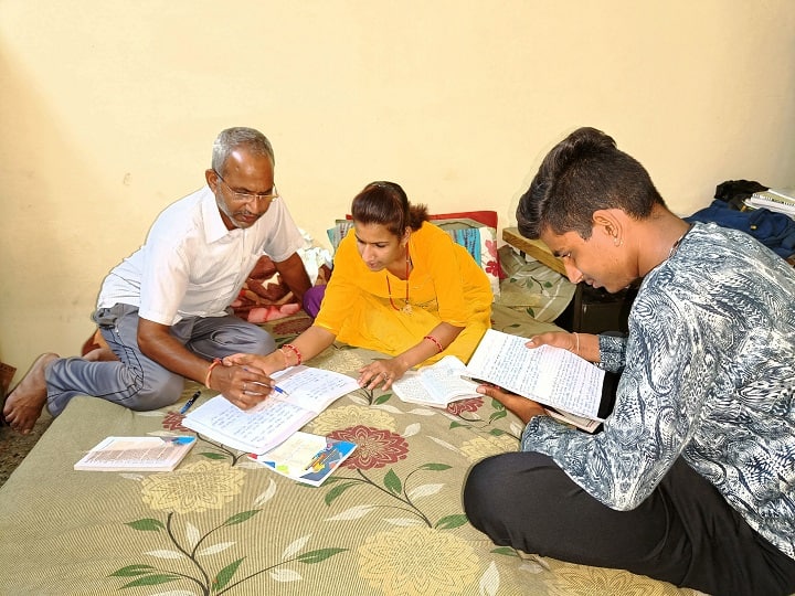 Rajasthan Education News 52 Years Old Man Passed in Rajasthan Board 10th Exam With Son and Daughter in Udaipur in Rajasthan ann Rajasthan Education News: उदयपुर में बेटे-बेटी के साथ 52 साल के पिता ने पास की 10वीं की परीक्षा, अब निकालेंगे पदयात्रा