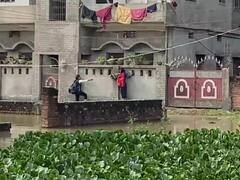 Varanasi Flood: वाराणसी में लगातार बढ़ रहा गंगा का जलस्तर, कई इलाकों में भरा पानी, आम जीवन हुआ अस्त-व्यस्त, देखें तस्वीरें