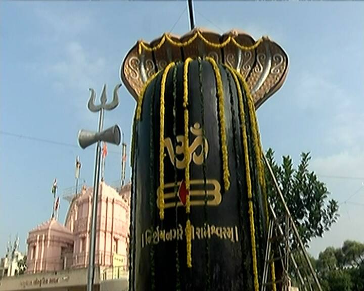 શ્રાવણના અંતિમ દિવસે શિવાલયોમાં હર હર મહાદેવના નાદથી ગુંજી ઉઠ્યા છે. વહેલી સવારથી જ ભક્તો ભોળાનાથના દર્શને ઉમટ્યા છે.