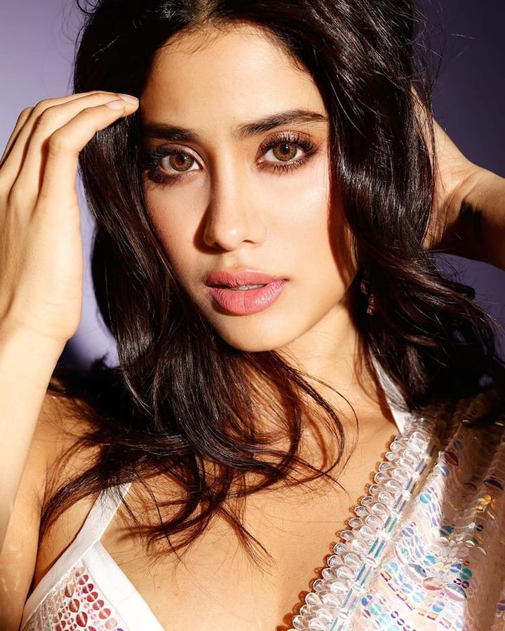 Janhvi Kapoor Photo: બોલિવૂડ એક્ટ્રેસ જાન્હવી કપૂરે તેના તાજેતરમાં કરેલા ફોટોશૂટની તસવીરો શેર કરી છે, જે સોશિયલ મીડિયા પર ખૂબ જ ઝડપથી વાયરલ થઈ રહી છે.