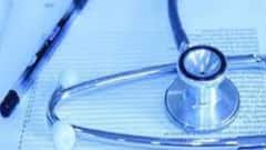 Thyroid : এই লক্ষণগুলিই বলে দেবে আপনি থাইরয়েডের সমস্যায় ভুগছেন কি না