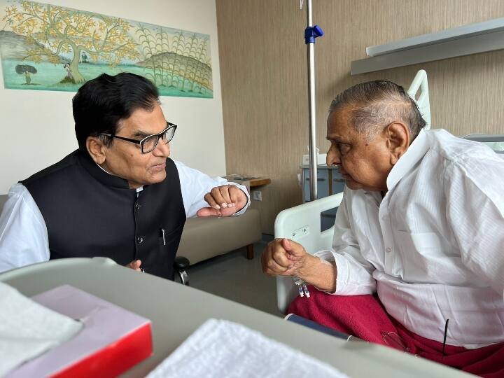 वहीं समाजवादी पार्टी सांसद रामगोपाल यादव द्वारा ट्विटर पर शेयर की गई तस्वीरों ने खूब चर्चा बटोरी थी. जिसमें सपा संरक्षक मुलायम सिंह यादव भी दिखाई दे रहे हैं. ये तस्वीर गुरुग्राम के मेदांता अस्पताल की थी. जहां सपा सांसद मुलायाम सिंह यादव से गुफ्तगू करते हुए नजर आ रहे थे.