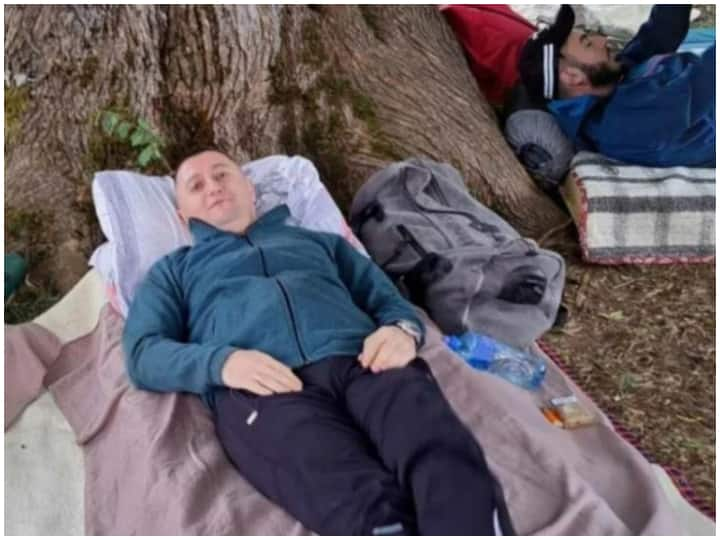 Lying Down Championship hosted in Brezna of Montenegro wins by Zarko Pejanovic from Zabjela by lying down 60 hours straight viral video on social media Viral: 60 घंटे सीधे लेटे रहने के लिए शख्स को मिला 27 हजार का इनाम, वायरल वीडियो देखिए