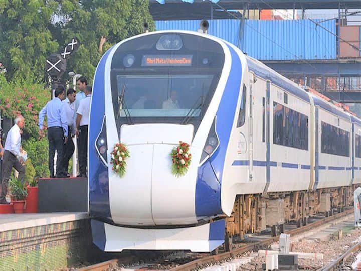 vande bharat express train records 180 kmph speed in trial run Vande Bharat Train: वंदे भारत ने ट्रायल रन में तोड़े सारे रिकॉर्ड, 180 किमी प्रति घंटे की रफ्तार से दौड़ी ट्रेन, वीडियो वायरल