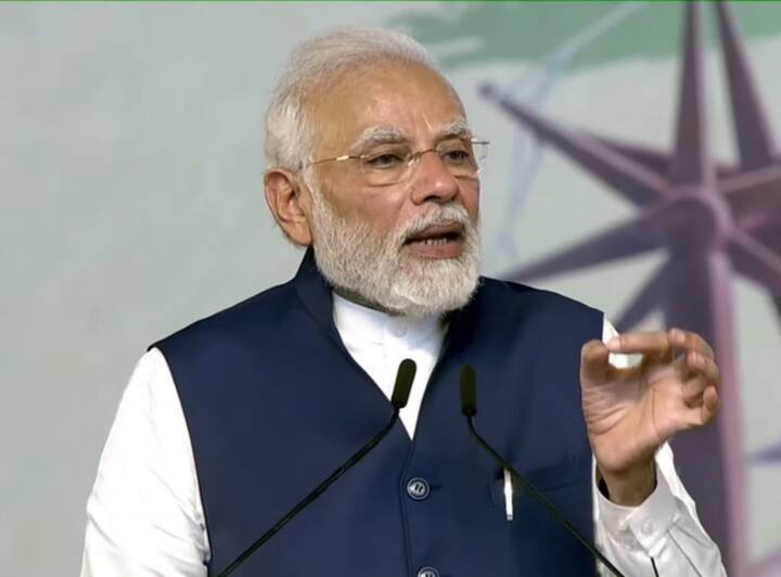 प्रधानमंत्री नरेंद्र मोदी ने कहा कि आज पहली बार भारत के खादी और ग्रामोद्योग का टर्नओवर एक लाख करोड़ रुपये से ऊपर चला गया है.आज भारत के टॉप फैशन ब्रांड खादी से जुड़ने के लिए खुद सामने आ रहे हैं.आज भारत में खादी का रिकॉर्ड उत्पादन और रिकॉर्ड बिक्री हो रही है. पिछले 8 वर्षों में खादी की बिक्री में 4 गुना से अधिक की वृद्धि हुई है.