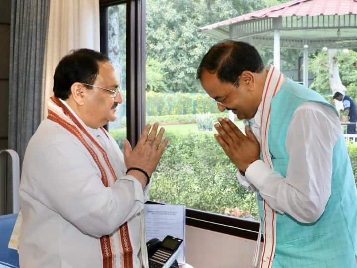 बीते दिनों यूपी के डिप्टी सीएम केशव प्रसाद मौर्य के प्रदेश अध्यक्ष बनाए जाने की काफी चर्चा चली. इस दौरान उन्होंने दिल्ली में बीजेपी के राष्ट्रीय अध्यक्ष जेपी नड्डा से मुलाकात की थी. इस दौरान डिप्टी सीएम द्वारा ये तस्वीरें ट्विटर पर शेयर की गई. जिनकी खूब चर्चा हुई और राजनीतिक मायने भी निकाले गए.