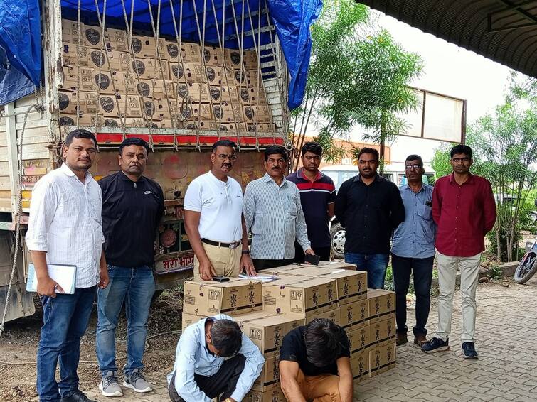 maharashtra News Aurangabad Crime News As much as 62 lakh foreign liquor stock was seized in Aurangabad Aurangabad: औरंगाबादमध्ये तब्बल 62 लाखांचा विदेशी दारूसाठा पकडला, राज्य उत्पादन शुल्क विभागाची कारवाई