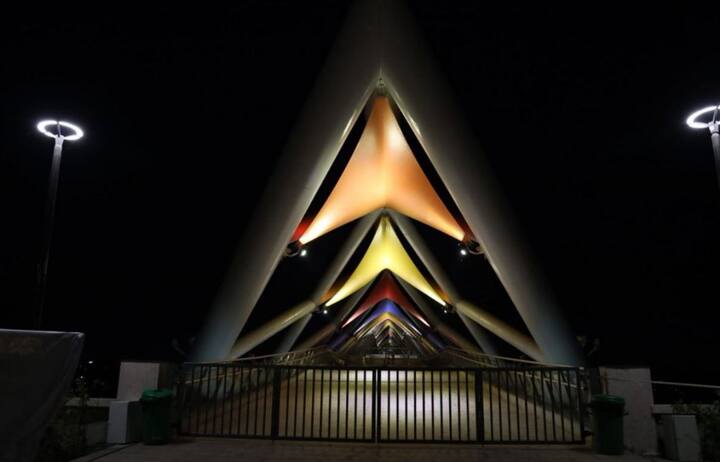 તેને એન્જિનિયરિંગ અજાયબીનો નમૂનો પણ કહી શકાય. આ ફૂટ ઓવર બ્રિજ સામાન્ય લોકોને સુવિધા તો આપશે જ પરંતુ અમદાવાદના સાબરમતી રિવર ફ્રન્ટની સુંદરતામાં પણ વધારો કરશે.