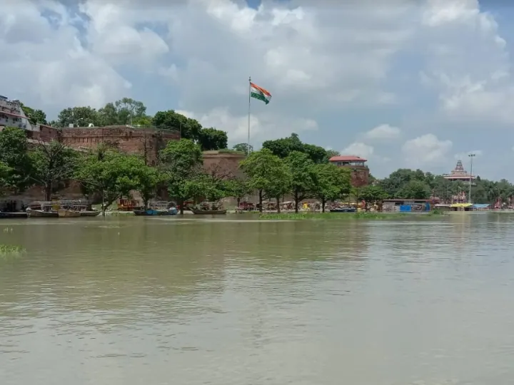 गंगा और यमुना खतरे के निशान के ऊपर, गांवों से लेकर शहर तक पानी-पानी, शमशान घाट भी डूबा