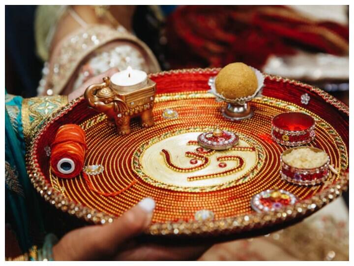 भारत में गणेश चतुर्थी पूरे 10 दिनों तक बड़े ही धूमधाम से मनाया जाता है. पहले ही दिन से कई लोग विघ्नहर्ता को खुश करने के लिए व्रत रखते हैं. कई लोग इस व्रत को दसों दिन रखते हैं तो वहीं कुछ लोग पहले और आखिरी दिन इस व्रत को करते हैं.