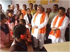 फीडबैक लेने महोबा जिला अस्पताल पहुंचे मंत्री राकेश सचान, मरीजों से पूछा- 'दवाई मुफ्त मिल रही है या नहीं'