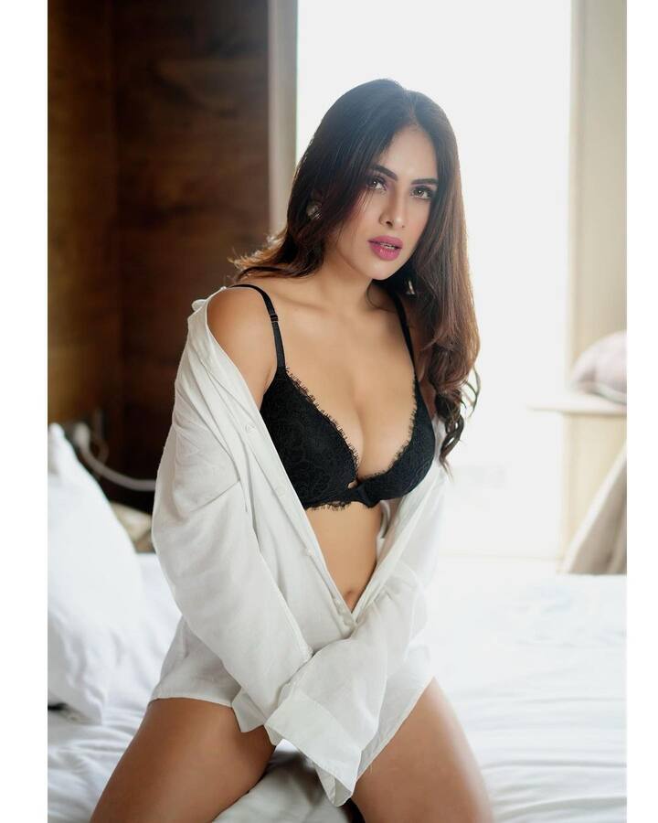 तिच्या लेटेस्ट लूकबद्दल सांगायचे तर, अभिनेत्री बिकिनीमध्ये पोज देताना दिसत आहे. काळी ब्रा आणि पांढरा शर्ट परिधान करून नेहाने एक धमाकेदार फोटोशूट केले आहे.(फोटो सौजन्य :nehamalik335/इंस्टाग्राम)