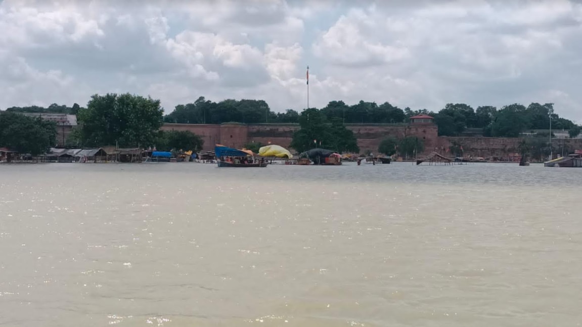 Prayagraj Flood: प्रयागराज में गंगा-यमुना मचा रहीं तबाही, खतरे के निशान के पार नदियां, टापू बने घर में रहने को मजबूर लोग