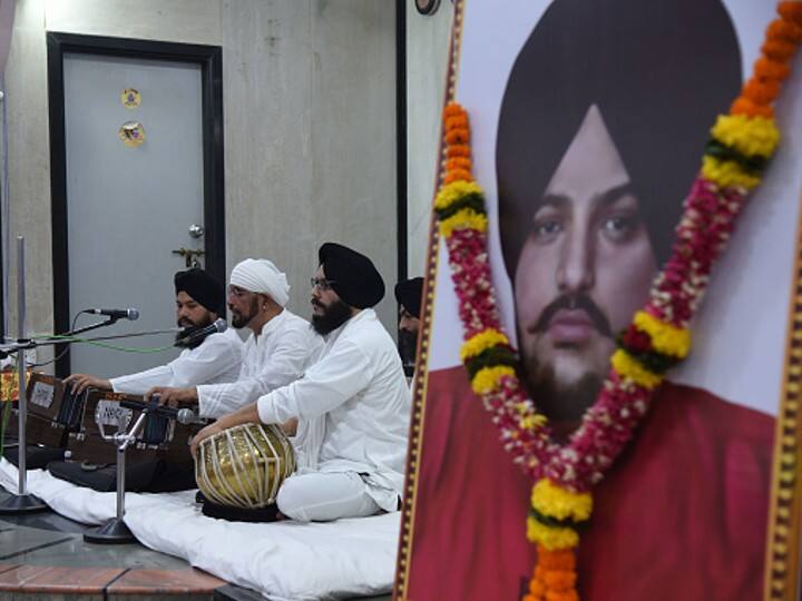 Punjab: Sidhu Moose Wala's father gets death threat, 1 held மறைந்த பாடகர் சித்து மூஸ்வாலாவின் தந்தைக்கு கொலை மிரட்டல்! என்ன நடந்தது?