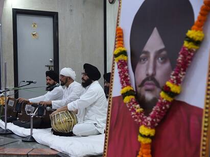 Punjab: Sidhu Moose Walas father gets death threat, 1 held மறைந்த பாடகர் சித்து மூஸ்வாலாவின் தந்தைக்கு கொலை மிரட்டல்! என்ன நடந்தது?