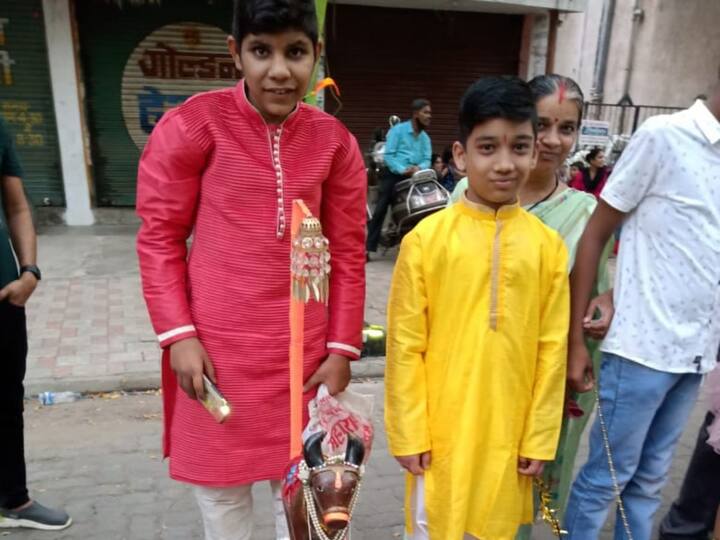 रंगरंगोटी करून सजविलेले लाकडी बैल, अर्ध्या फुटापासून ते पाच फुटापर्यंतचे डौलदार आकर्षक बैल, यात कुणी बैलासह लावलेला सामाजिक संदेश, सजलेले बैल अन् नटलेले चिमुकले, खाऊची धम्माल, बोजाऱ्याचे समाधान आणि मुलांनी केलेली देवी देवतांपासून महापुरुषांची वेशभूषा. यामुळे मुलांचे कौतुक होत आहे.