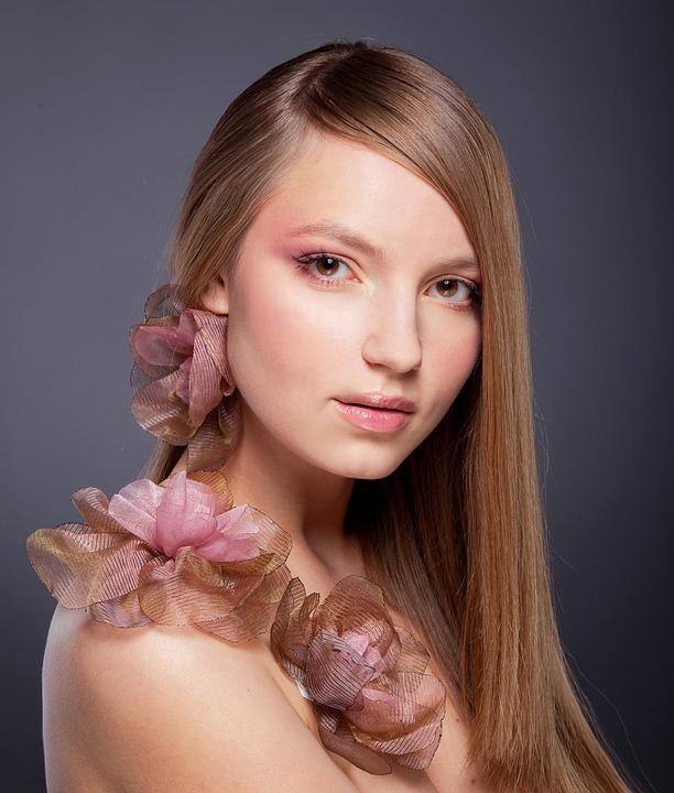 বিশেষজ্ঞরা জানাচ্ছেন, অত্যধিক সূর্যের রশ্মির প্রভাব পড়ে আমাদের ঠোঁটে। রোদের কারণে ঠোঁট কালো হয়ে যায়।