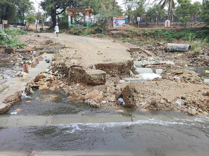 A footbridge washed away by heavy rains in Coimbatore TNN கோவையில் வெளுத்து வாங்கிய மழை அடித்துச் செல்லப்பட்ட தரைப்பாலம் - போக்குவரத்து பாதிப்பால் வாகன ஓட்டிகள் அவதி
