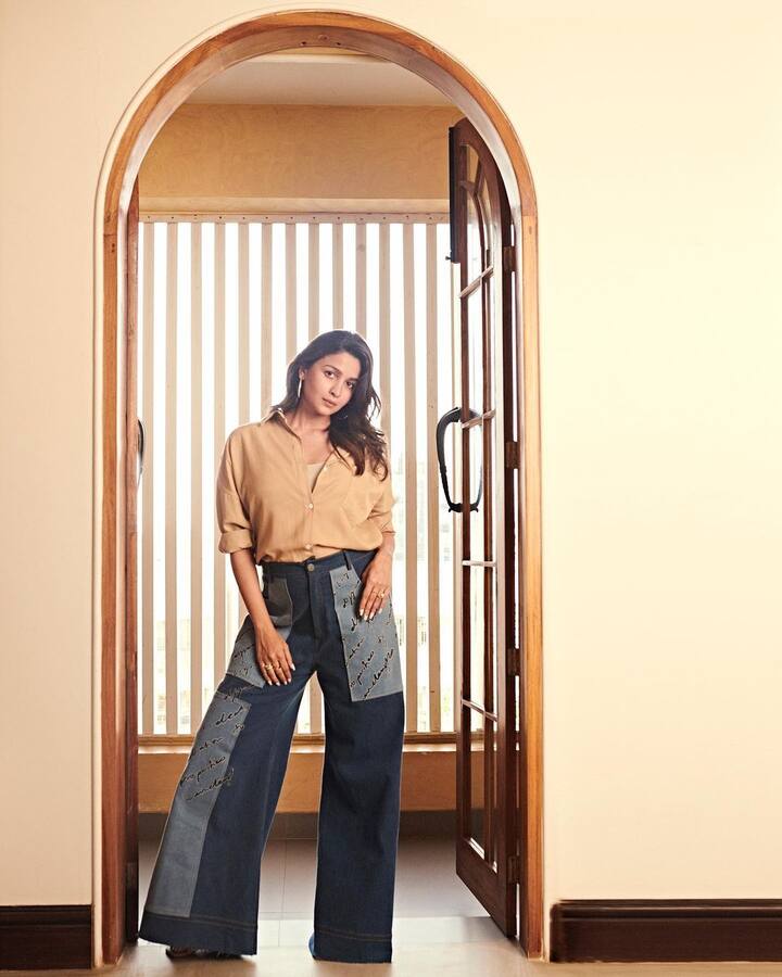 आलिया भट्ट (Alia Bhatt) इन दिनों अपना प्रेगनेंसी पीरीयड को इंज्वॉय कर रही हैं. जल्द ही उनकी फिल्म 'ब्रह्मास्त्र' (Bramhastra) रिलीज होने वाली हैं जिसके प्रमोशन में वो रणबीर कपूर (Ranbir Kapoor) के साथ जुटी हैं.