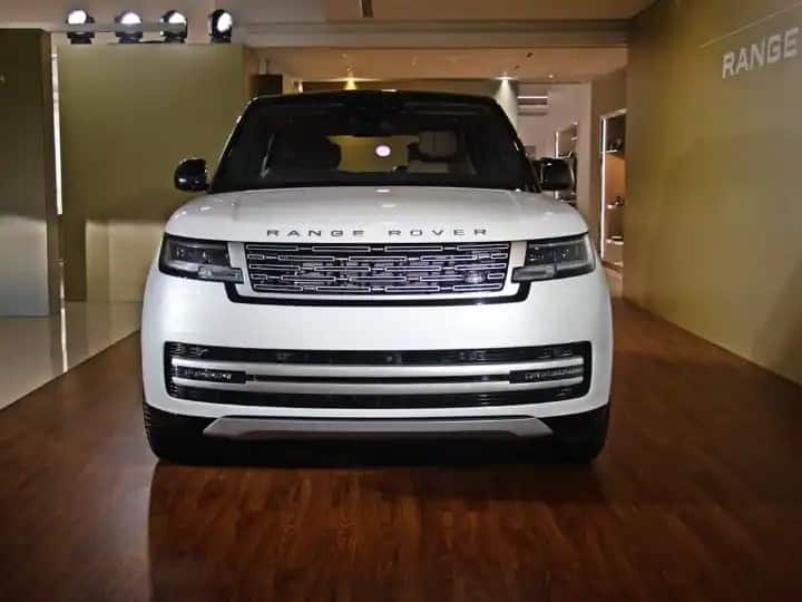 New Range Rover 2022: ਰੇਂਜ ਰੋਵਰ ਹਮੇਸ਼ਾ ਹੀ ਆਪਣੀ ਲਗਜ਼ਰੀ SUVs ਲਈ ਮਸ਼ਹੂਰ ਰਹੀ ਹੈ। ਹੁਣ ਕੰਪਨੀ ਨੇ ਭਾਰਤ 'ਚ SUV ਦੀ ਨਵੀਂ ਪੰਜਵੀਂ ਪੀੜ੍ਹੀ ਨੂੰ ਲਾਂਚ ਕਰ ਦਿੱਤਾ ਹੈ। ਆਓ ਜਾਣਦੇ ਹਾਂ ਇਸ ਨਵੀਂ ਕਾਰ 'ਚ ਕੀ ਖਾਸ ਹੈ।