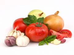 Vegetables Prices : कांद्यासह लसूण आणि टोमॅटोच्या पुरवठ्यात वाढ, दरांमध्ये घट झाल्यानं शेतकऱ्यांना फटका