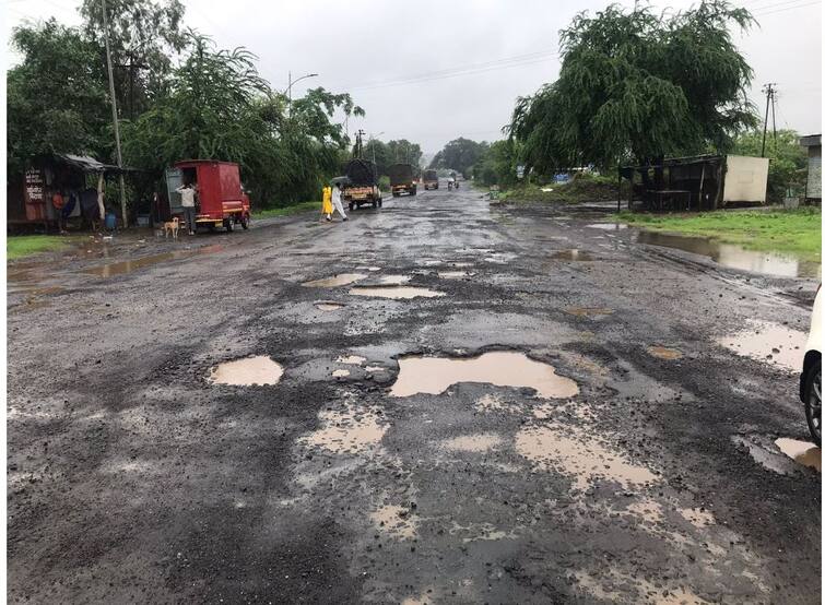 Nashik News :Khadde Kavi Samelan was held now a competition of potholed scenes organized by the CPI in Nashik Nashik News : 'खड्डे कवी संमेलन झाले, आता खड्डेग्रस्त देखाव्यांची स्पर्धा', नाशिकमध्ये भाकप पक्षातर्फे स्पर्धेचे आयोजन