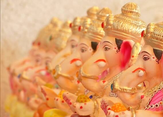 Ganesh Utsav 2022: गणेश उत्सव को लेकर महाराष्ट्र में भव्य तैयारियां, पुणे की जेल में कैदियों ने बनाए इको फ्रेंडली गणपति, देखें तस्वीरें
