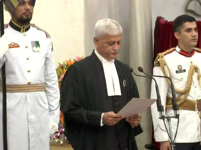 CJI UU Lalit Oath : Justice UU Lalit takes oath 49th Chief Justice of India CJI UU Lalit Oath : ਜਸਟਿਸ ਉਦੈ ਉਮੇਸ਼ ਲਲਿਤ ਨੇ 49ਵੇਂ ਚੀਫ਼ ਜਸਟਿਸ ਵਜੋਂ ਚੁੱਕੀ ਸਹੁੰ , PM ਮੋਦੀ ਸਮੇਤ ਕਈ ਕੇਂਦਰੀ ਮੰਤਰੀ ਮੌਜੂਦ