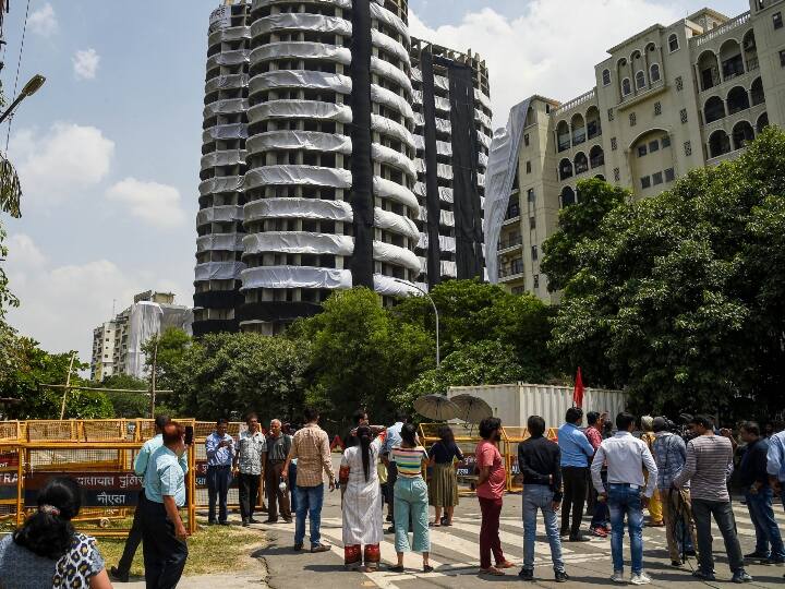 Noida Twin Tower Demolition: गिराने से पहले सेल्फी स्पॉट बना सुपरटेक ट्विन टावर, दूर-दूर से देखने पहुंच रहे लोग Noida News Twin tower became a selfie point people from far and wide are coming to see the tower Noida Twin Tower Demolition: गिराने से पहले सेल्फी स्पॉट बना सुपरटेक ट्विन टावर, दूर-दूर से देखने पहुंच रहे लोग