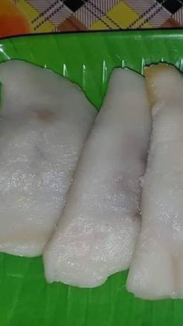 ஒரு கடாயில் நெய், துருவிய தேங்காய், வெல்லம் சேர்த்து