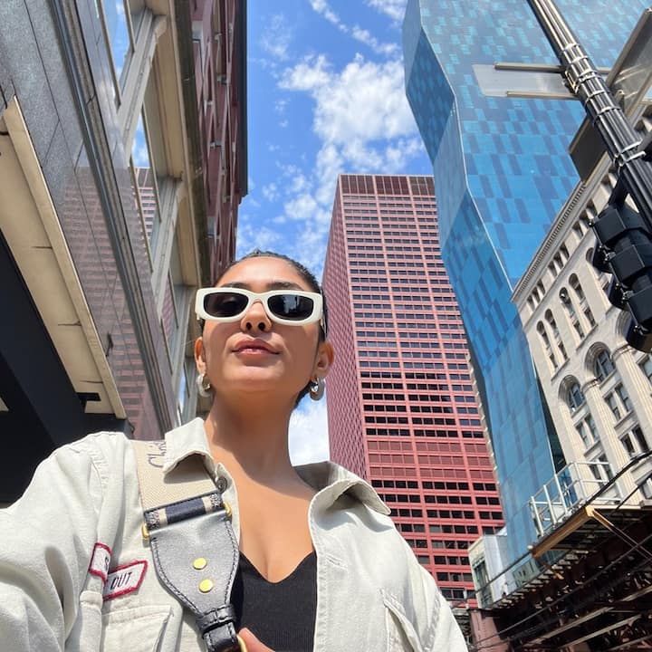 एक्ट्रेस मृणाल ठाकुर (Mrunal Thakur) इन दिनों शिकागो (Chicago) में छुट्टियों का आनंद ले रही हैं, जहां से वह लगातार तस्वीरें शेयर कर रही हैं.