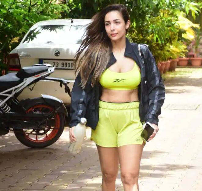 મલાઈકા આ જિમ લૂકમાં ખૂબ જ શાનદાર લાગી રહી છે.