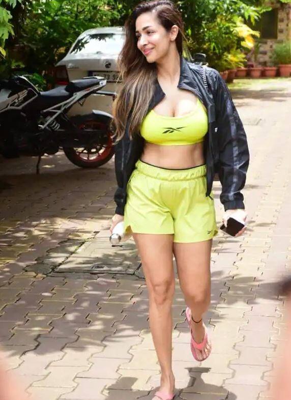 યંગ એક્ટ્રેસને પણ મલાઈકા મ્હાત આપે છે.   પોતાને ફિટ રાખવા મલાઈકા રોજ યોગ કરે છે. મલાઈકા અરોરા અર્જુન કપૂરને  ડેટ કરે છે.